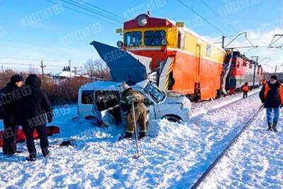 На Алтае при столкновении поезда и легкового автомобиля погибли трое детей