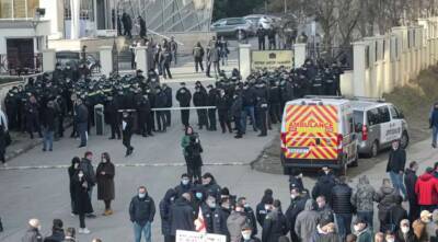 Под судом Саакашвили начались стычки между полицейскими и оппозицией (ВИДЕО)