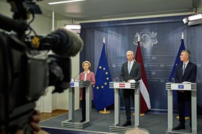 Премьер-министр Латвии: Россия и Белоруссия гибридно угрожают Евросоюзу