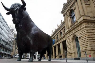Фондовые биржи Европы восстанавливаются после пятничного падения на фоне распространения "омикрона"