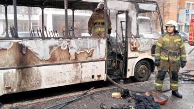 Пассажирский автобус загорелся в центре Кирова