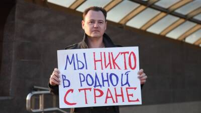 Омского активиста Романа Кинга задержали на выходе из дома