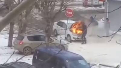 Загорелся автомобиль возле заправки в Тюмени
