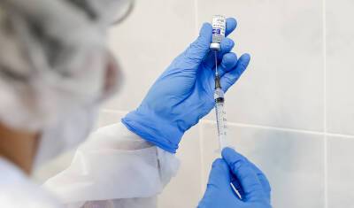 В Минздраве заявили об эффективности существующих вакцин против «омикрон»-штамма