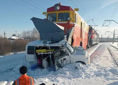 Трое детей погибли на Алтае в раздавленном снегоуборочным поездом автомобиле