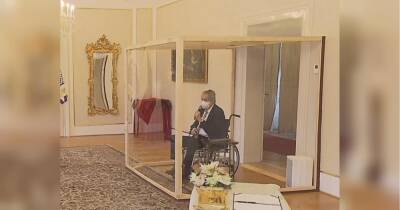 Ковід-позитивного президента Чехії привезли в інвалідному візку та помістили у прозорий бокс — щоб призначити прем'єра
