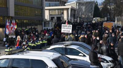 Суд над Саакашвили: под зданием произошли столкновения и задержания
