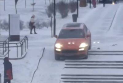 Porsche - В Кудрово водитель иномарки решил объехать пробку по лестнице - online47.ru - Кудрово
