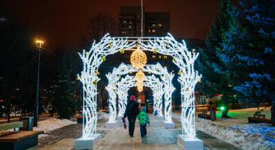 В Чебоксарах начали устанавливать новогодние объекты: летучий корабль, сказочные ворота, четырехметровые светящиеся деревья