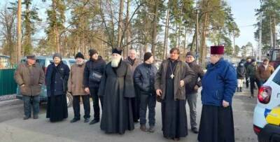 Под Киевом священники УПЦ и ПЦУ устроили разборку из-за строительства храма
