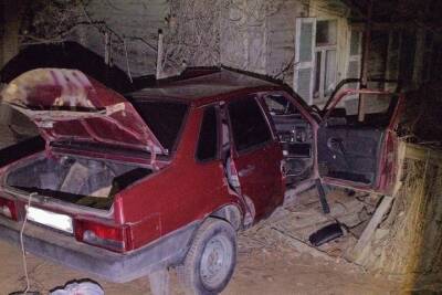 В Астраханской области автомобиль протаранил дом, есть погибшие