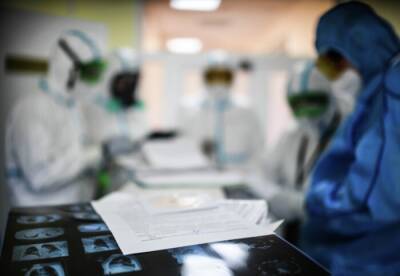 Вторую неделю подряд в Петербурге госпитализируют с коронавирусом в среднем по 350 человек в сутки - на уровне конца сентября