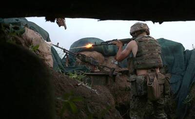 Reddit (США): бойцы батальона «Азов» стреляют из пулемета под развевающимся нацистским флагом