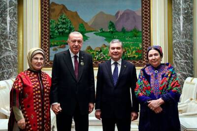 Тайип Эрдоган - Гурбангулы Бердымухамедов - Эмина Эрдоган - В СМИ появилась фотография жены президента Туркмении - lenta.ru - Турция - Туркмения - Ашхабад