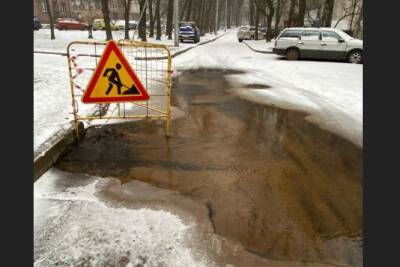 На Бестужевской из-под земли три дня течет холодная вода, посреди дороги образовалось «озеро»