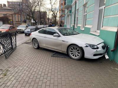 В центре Ростова дорогостоящая иномарка врезалась в здание лицея