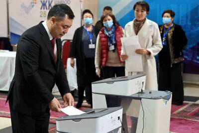 Президент Киргизии проголосовал за находящегося под арестом кандидата
