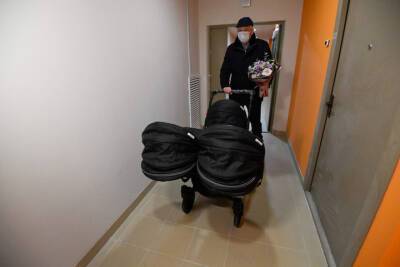 Дрозденко подарил супругам из Мурино коляску для тройни