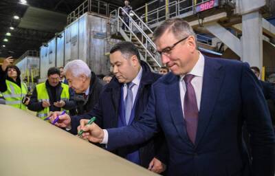Игорь Руденя посетил модернизированное в этом году производство Каменской бумажно-картонной фабрики в Кувшиново