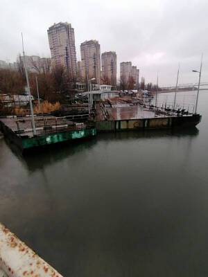 В Ростове до апреля разобрали понтонный мост на Зеленый остров