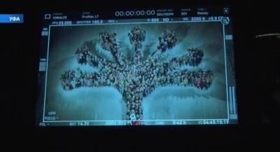 Самый забавный сценарий и огромный цветок курая: как снимали «Елки-8» в Уфе