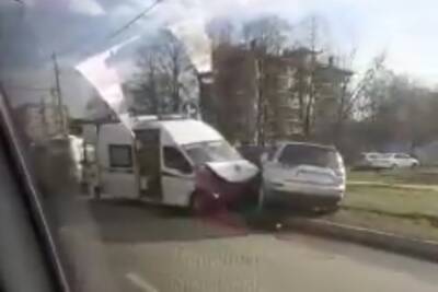 В Краснодаре в ДТП с иномаркой и автомобилем скорой помощи пострадали два человека