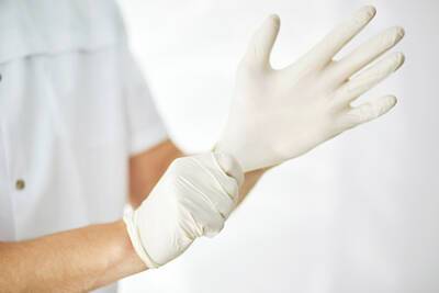 Акции производителя перчаток резко подорожали из-за нового штамма коронавируса
