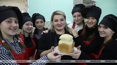 РЕПОРТАЖ о том, как в славгородской школе дети учатся печь домашний хлеб - belta.by - Белоруссия - Славгород