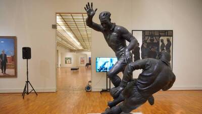 Отреставрированная скульптура Чайкова «Футболисты» вернулась в Новую Третьяковку