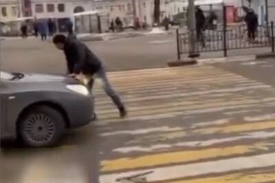 В Ярославле задержали хулигана, который портил машины в центре города