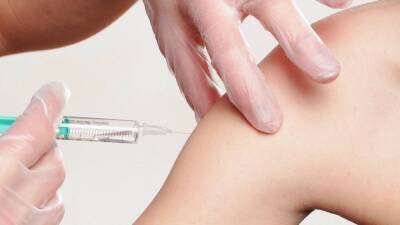 Pfizer может создать новую вакцину от омикрон-штамма COVID-19 за 100 дней