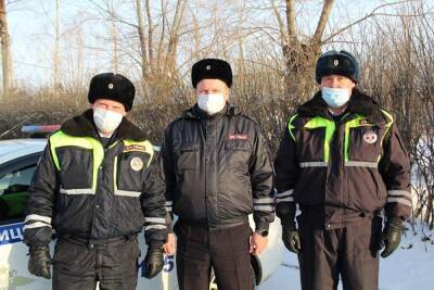 На Урале полицейские ночью спасли две семьи и бомжа из горящего дома