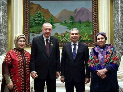 Турецкие СМИ опубликовали фото первой леди Туркменистана. Ранее она не появлялась на публичных мероприятиях