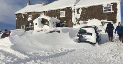 В Великобритании из-за снегопада десятки людей застряли в пабе (фото, видео)