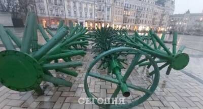 В Киеве начали устанавливать главную новогоднюю елку