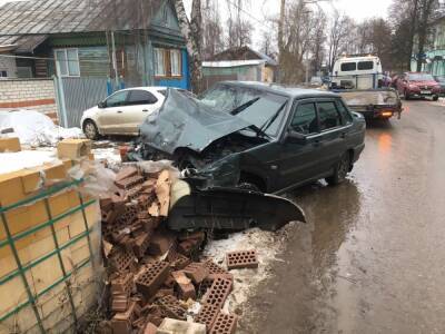 Соцсети: пьяный водитель в Лыскове врезался в три автомобиля и кирпичный блок