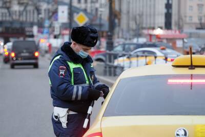 Сотрудники ДПС задержали пассажира такси с наркотиками на юго-востоке Москвы