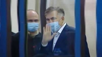 Михаил Саакашвили впервые очно появился в тбилисском суде