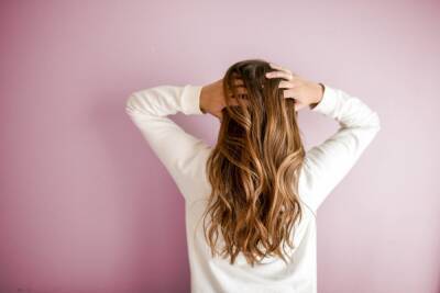 Трихолог рассказала о выпадении волос после коронавируса