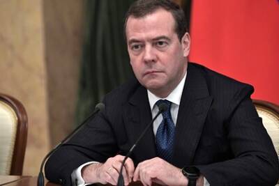Медведев призвал помогать адаптироваться мигрантам в России