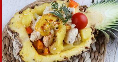 Новогодняя кухня: курица, запеченная в ананасе