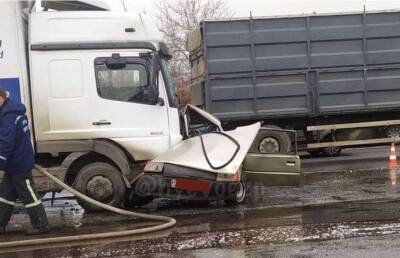 В Запорожье в смертельном ДТП столкнулись грузовик и «Таврия»