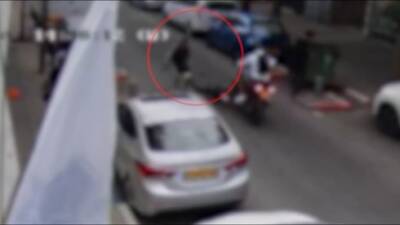 Видео: женщину бросили под колеса мотороллера в Тель-Авиве