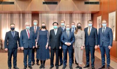 Едины в "борьбе с авторитаризмом": депутаты стран Балтии посетили Тайвань