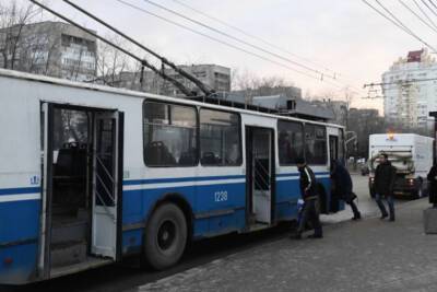 Пенсионерка из Волгограда отсудила 50 тысяч за падение в троллейбусе