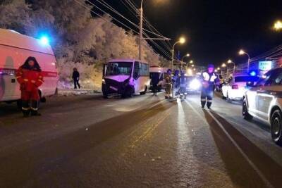 Авария с участием пассажирского автобуса и трех легковушек произошла на Кольском проспекте
