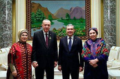 Президент Туркменистана впервые показал публике жену (ФОТО)