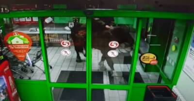 В России мужчина с шашкой пытался заехать в супермаркет на лошади (видео)