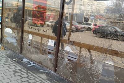 На улице Пролетарской в Туле вандалы повредили остановочный павильон