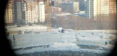 В Новосибирске на стройке ледового дворца заметили людей с плакатом SOS